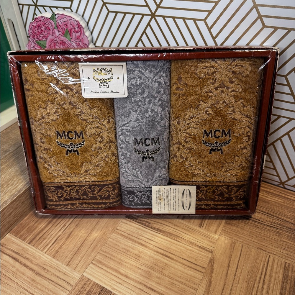 NIB!!! MCM Luxury Vintage Jacquard 3 piece Towel Gift Set in Gold and Gray